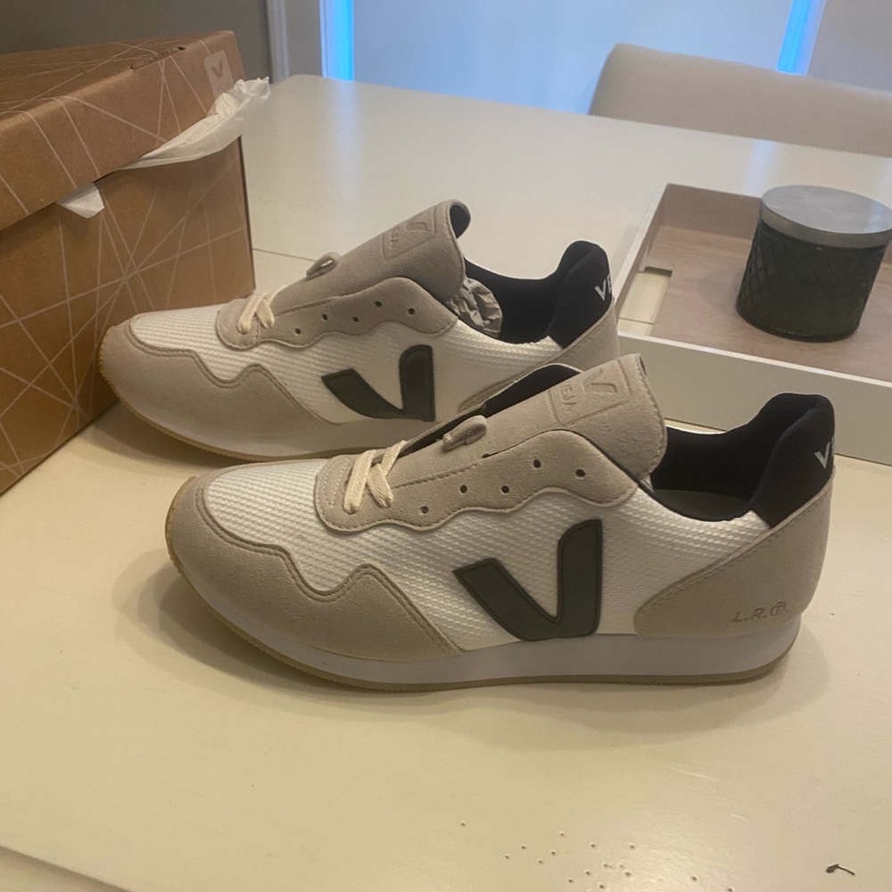 Men’s veja sneakers. Never worn.